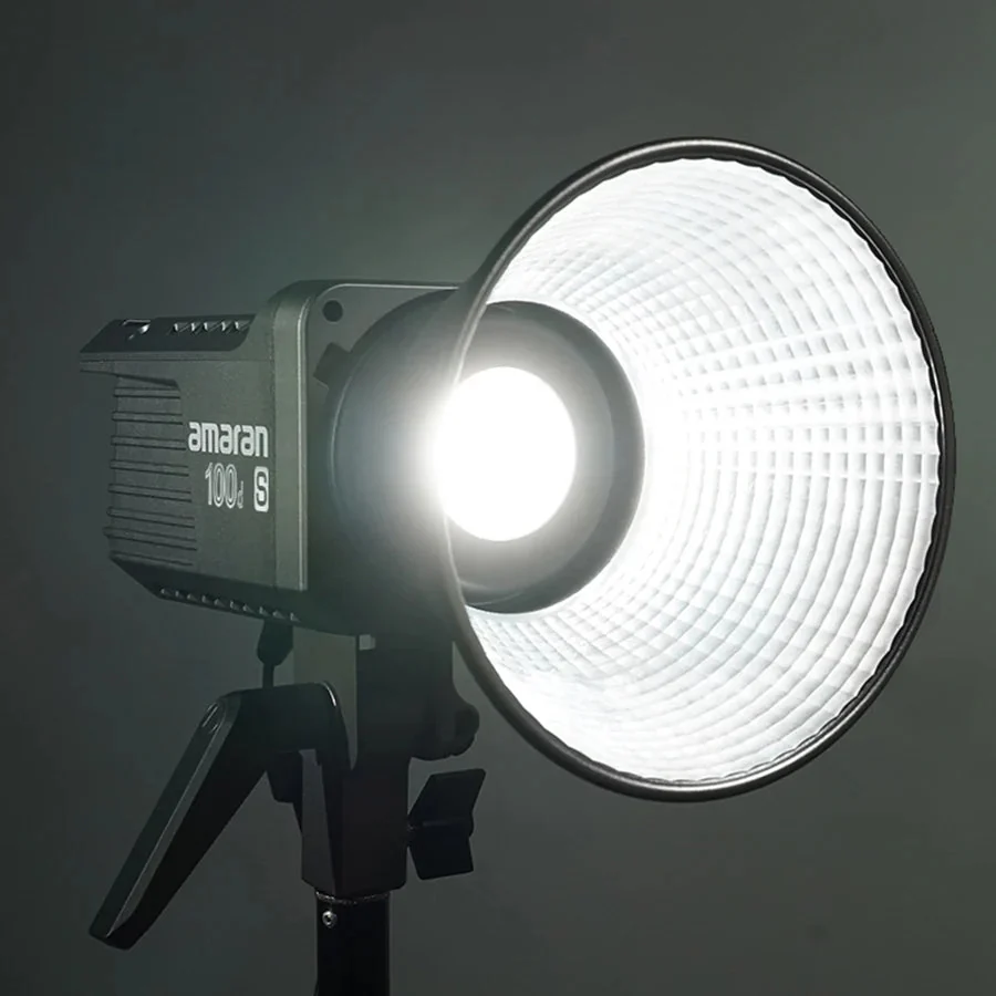 Amaran 100d S leuchtet auf einem Stativ in einen abgedunkelten Raum
