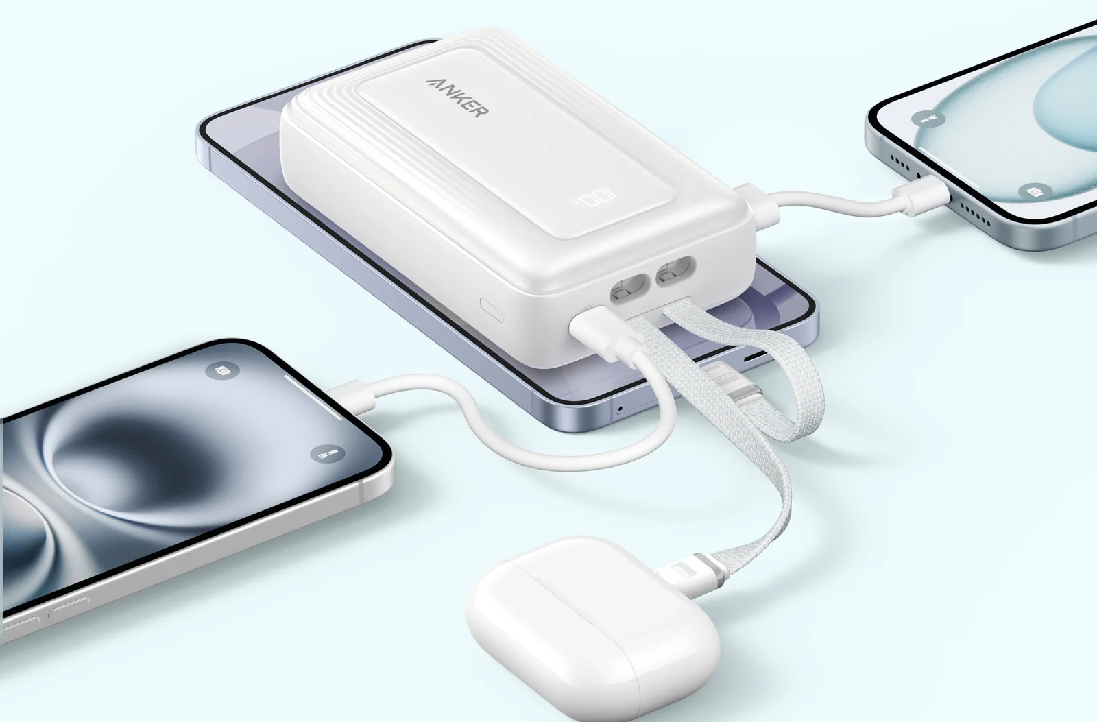 Weiße Anker Zolo Powerbank, die gleichzeitig zwei iPhones und ein Ladecase für Kopfhörer über ihre Kabel und Anschlüsse versorgt