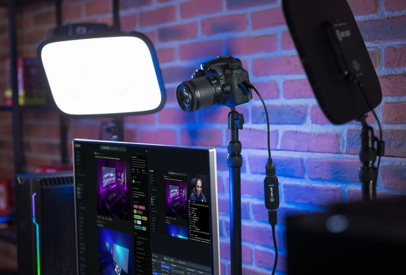 Elgato Cam Link 4K an einem Schreibtisch mit Kamera und Monitor