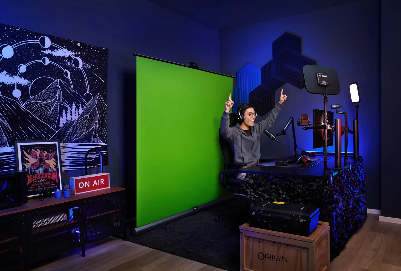 Elgato Green Screen XL in einem Gaming-Zimmer mit farbiger Beleuchtung