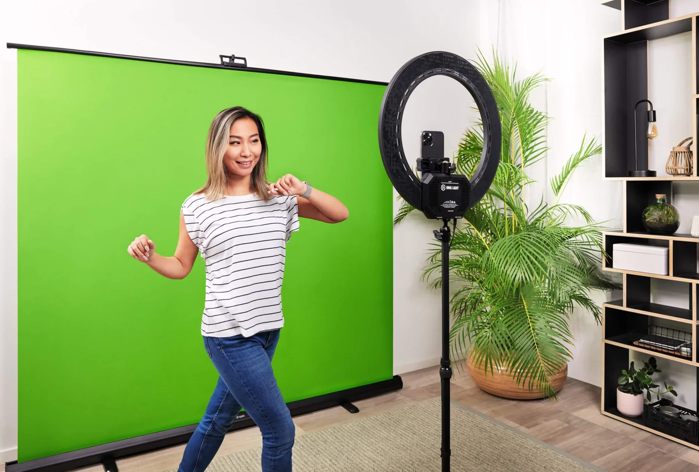 Person vor dem Elgato Green Screen XL bei einer Aufnahme