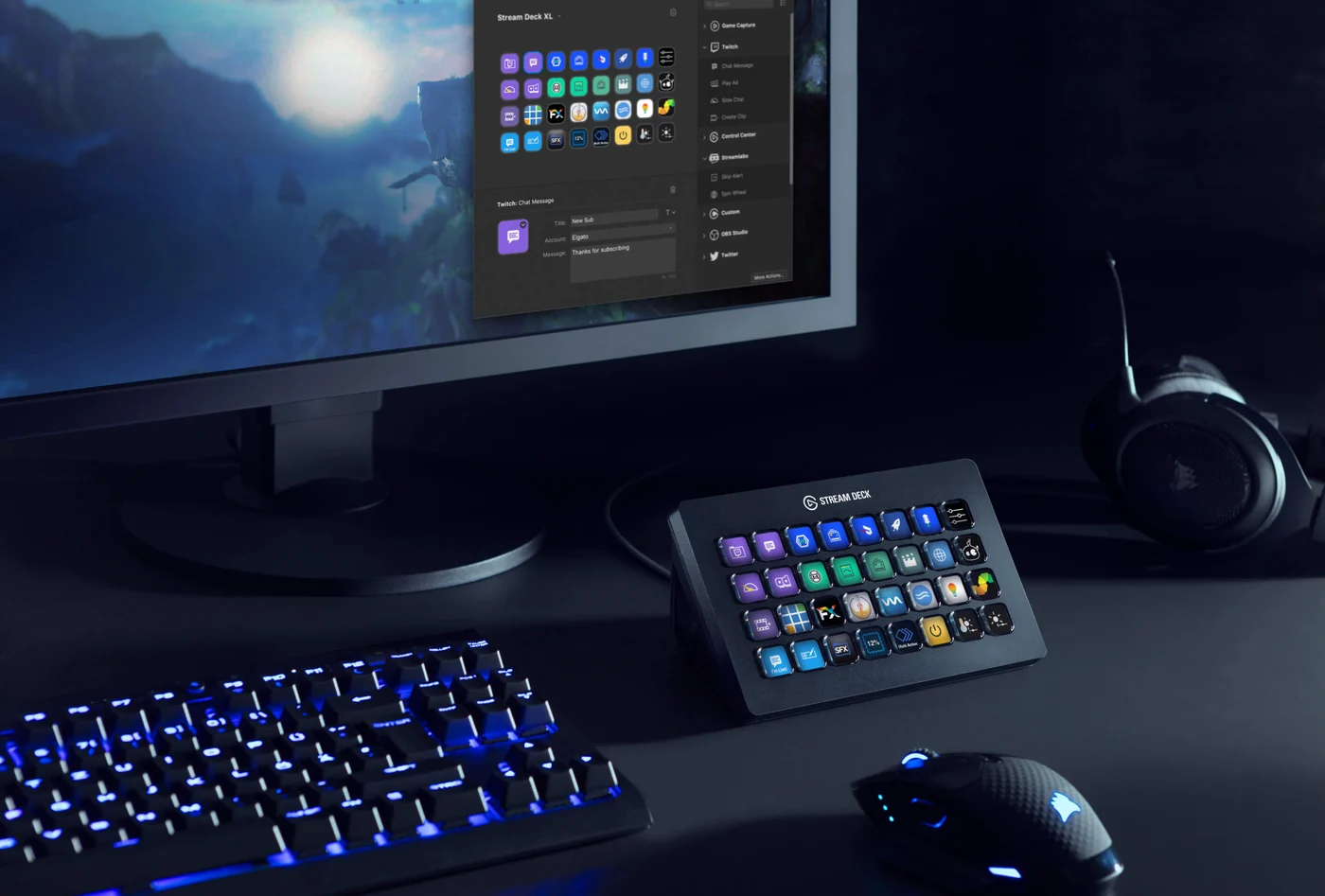 Elgato Stream Deck XL auf einem Schreibtisch neben einer beleuchteten Tastatur