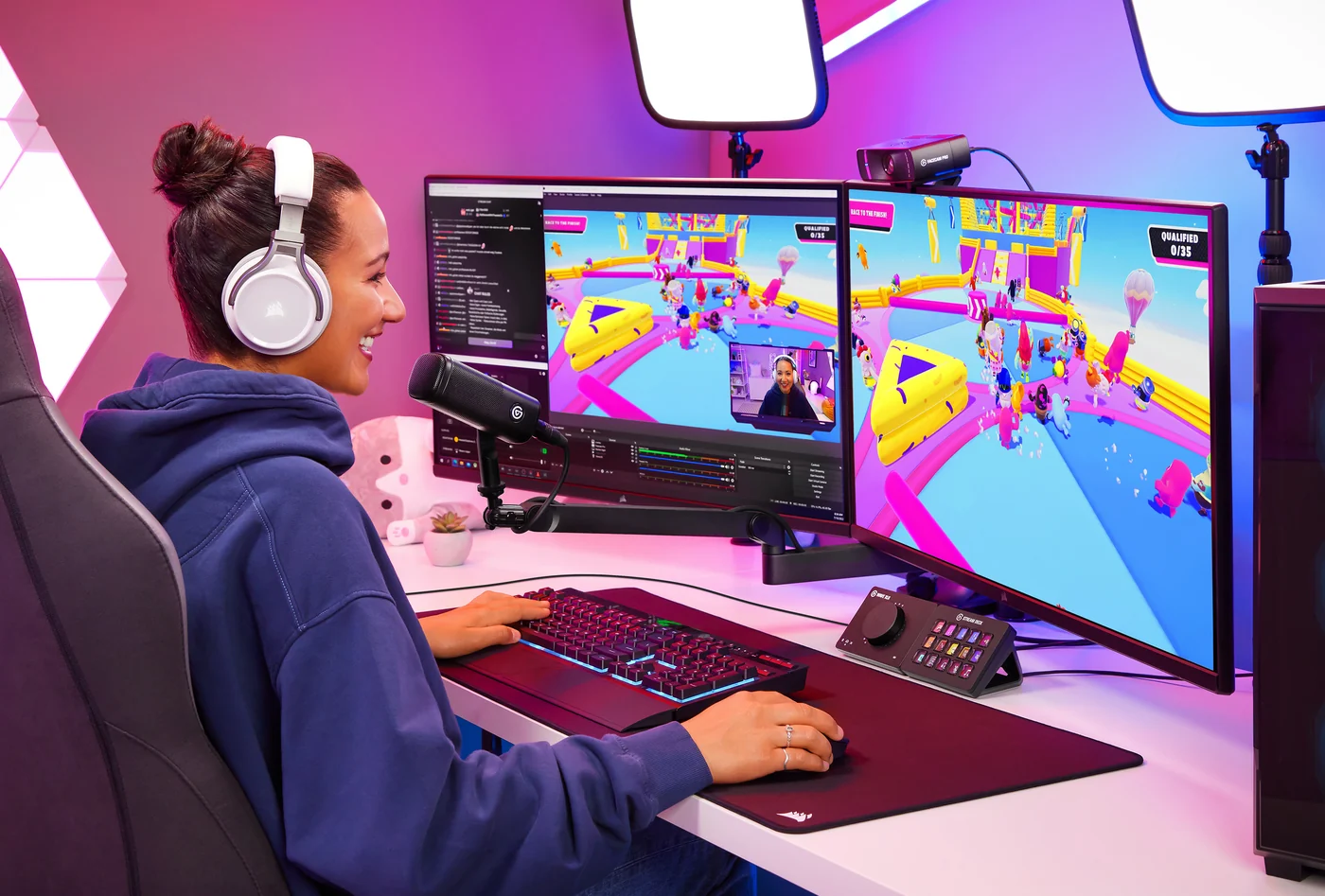 Person am Schreibtisch mit Elgato Wave Mic Arm LP und Mikrofon