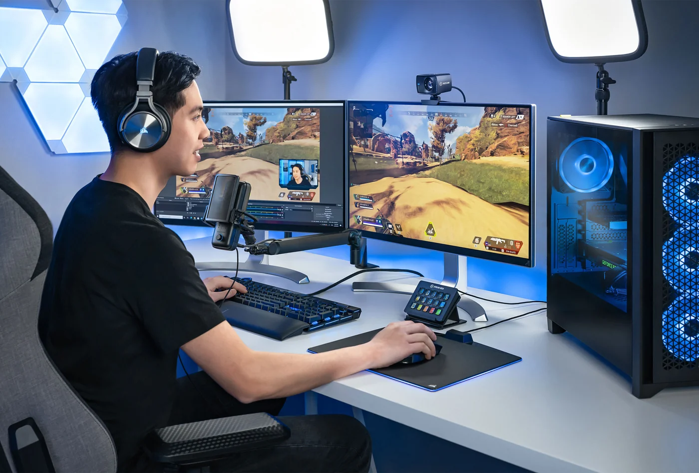 Elgato Wave Mic Arm LP an einem Schreibtisch mit Monitoren