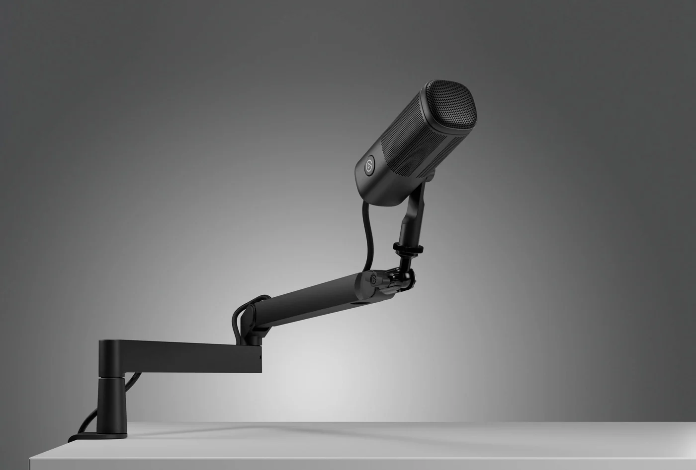 Schwarzer Elgato Wave Mic Arm LP mit montiertem Mikrofon vor grauem Studiohintergrund