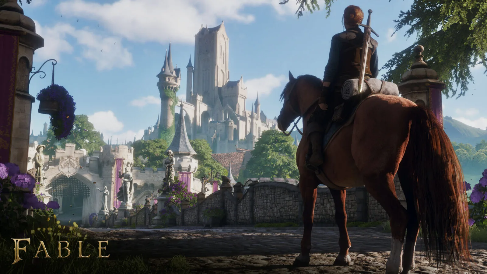 Screenshot aus Fable: Eine rothaarige Heldin sitzt zu Pferd vor dem Tor von Bowerstone, dahinter erheben sich helle Türme und ein Kathedralenbau unter blauem Himmel, violette Wimpel hängen an den Mauern