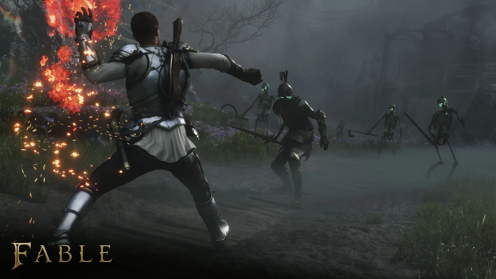 Screenshot aus Fable: Ein Held in silberner Rüstung schleudert mit brennender Hand Feuer, ihm gegenüber stehen im Nebel Skelette mit grün glühenden Augen und ein gepanzerter Untoter mit Schwert