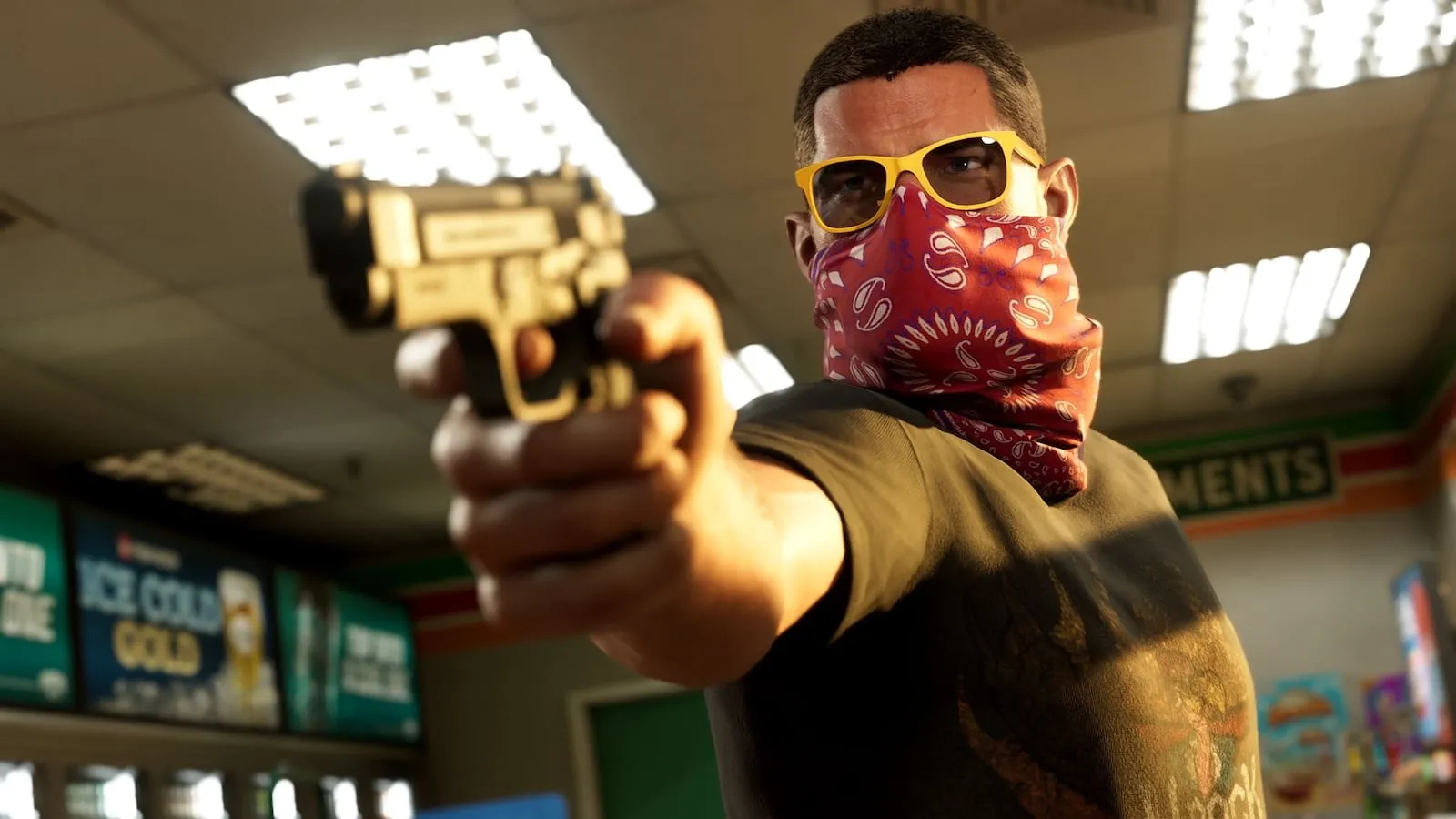 Szene aus Grand Theft Auto VI: Jason mit gelber Sonnenbrille und rotem Bandana vor dem Gesicht richtet in einem Verbrauchermarkt eine goldene Pistole auf den Betrachter