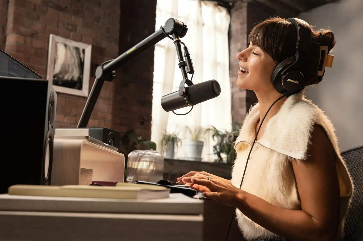 Shure SM7B im Podcast-Einsatz an einem Mikrofonarm