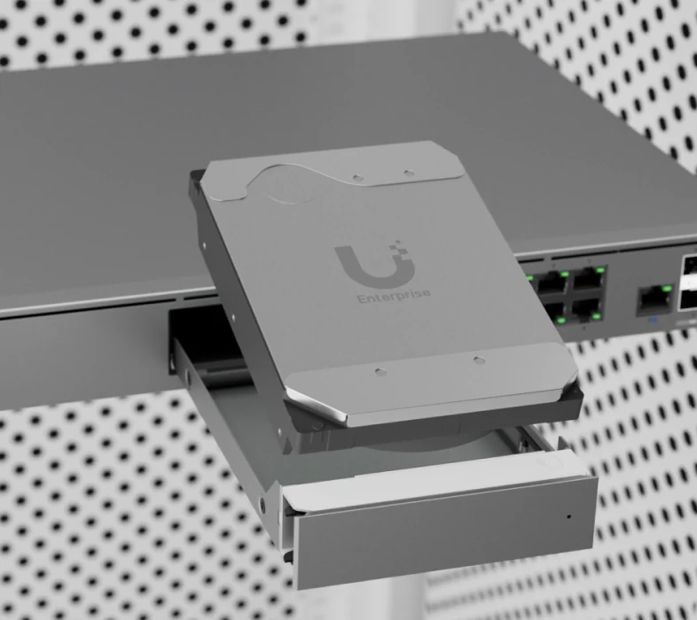 UniFi Enterprise Festplatte wird in den Einschub eines UniFi-Rekorders geschoben