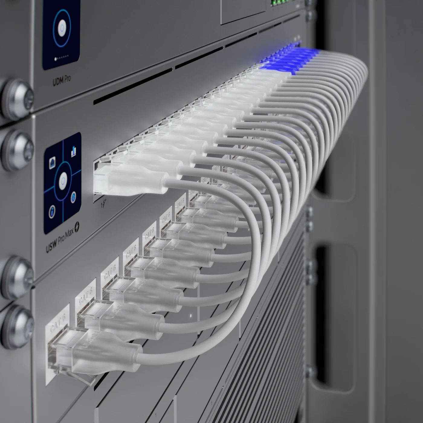 UniFi Switch Pro Max 24 PoE im Serverschrank mit farbig leuchtenden Netzwerkkabeln