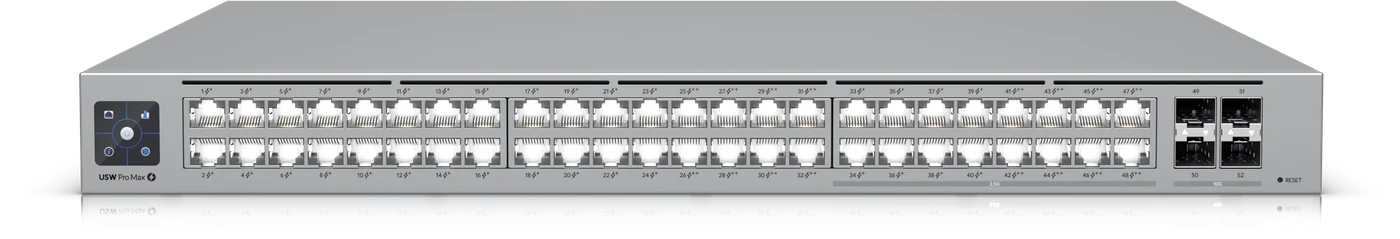 Silberner UniFi Switch Pro Max 48 PoE im 19-Zoll-Format von vorne mit 48 Netzwerkports in zwei Reihen