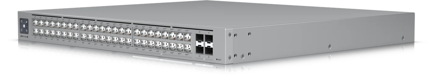 UniFi Switch Pro Max 48 PoE schräg von oben, das flache Gehäuse ist eine Höheneinheit hoch