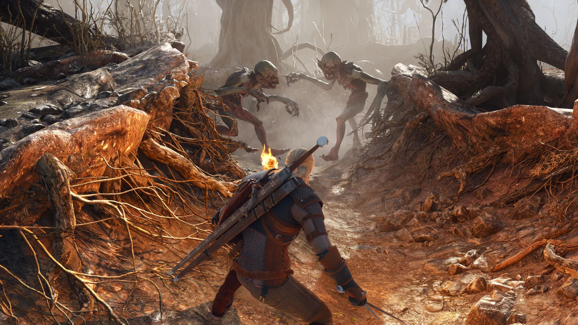 Screenshot aus The Witcher 3 Remastered: Geralt steht mit gezogenem Schwert in einem nebligen Wald zwischen ausgewaschenen Wurzeln, zwei bleiche Kreaturen kommen ihm entgegen, in seiner Hand brennt eine Flamme