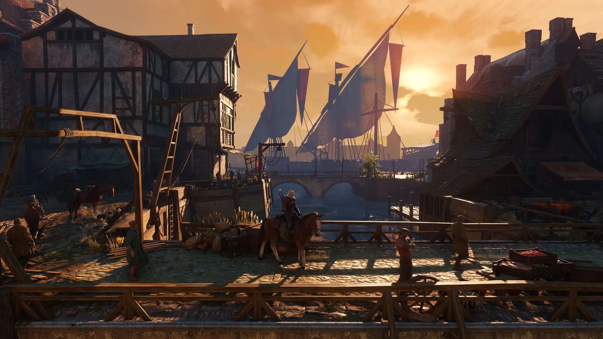Screenshot aus The Witcher 3 Remastered: Geralt reitet bei Sonnenuntergang über eine Holzbrücke im Hafenviertel von Novigrad, im Hintergrund liegen Segelschiffe im goldenen Gegenlicht