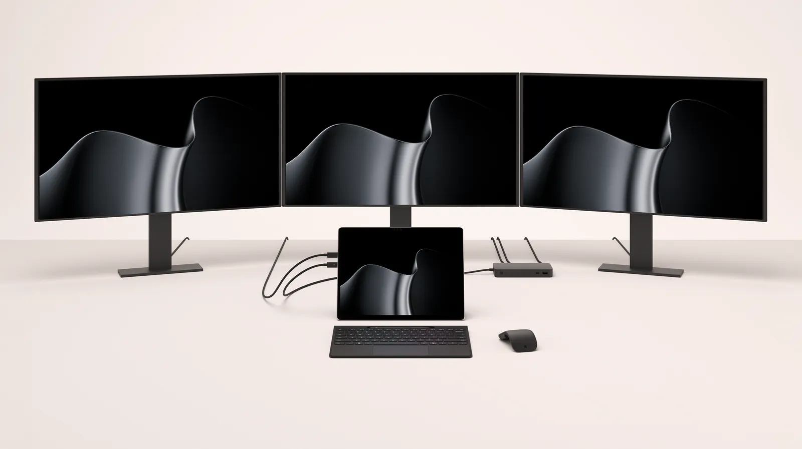 Surface Pro an einem Dock, das drei große Monitore mit Bild versorgt