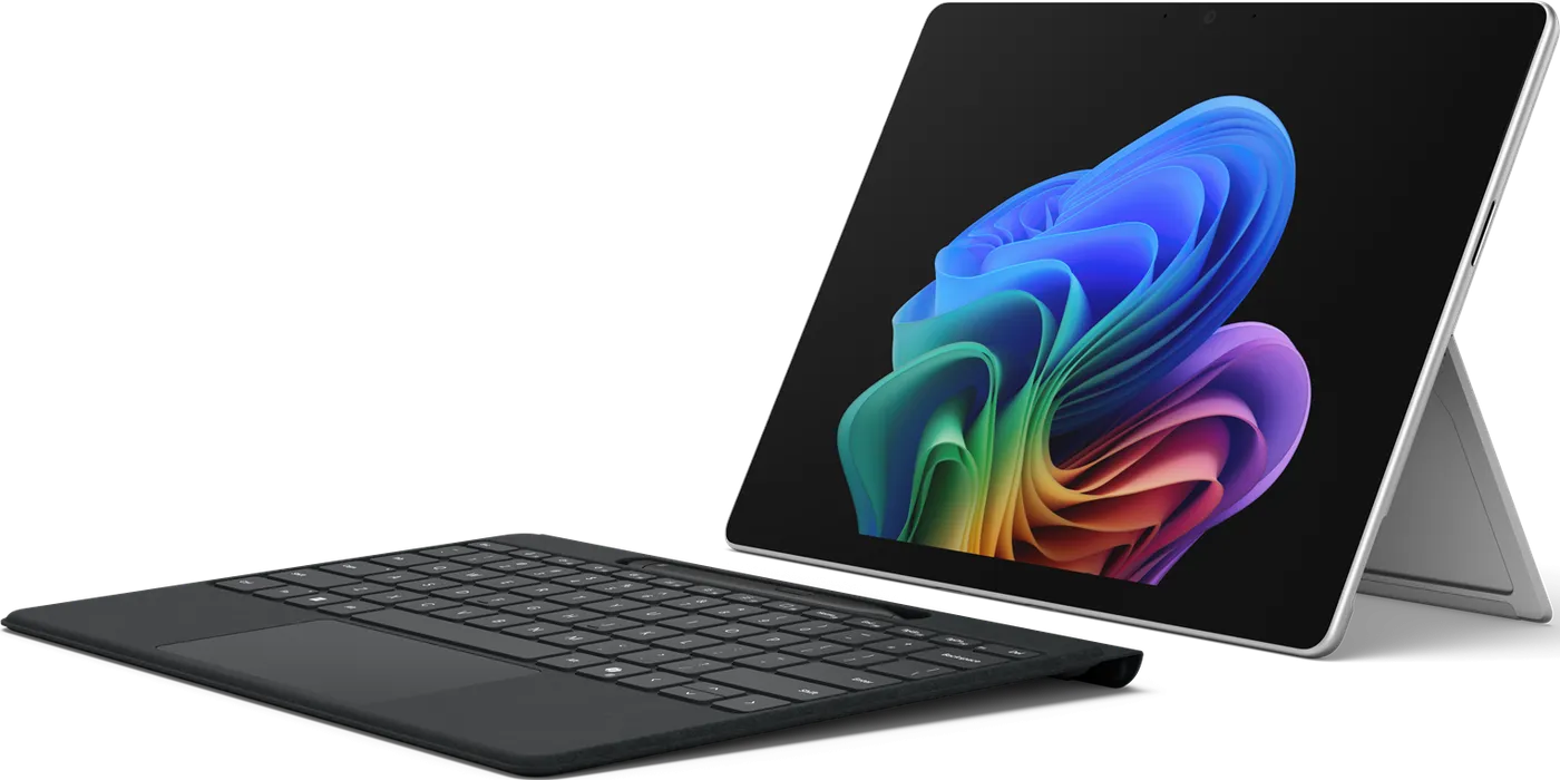 Surface Pro mit abgenommener schwarzer Flex-Tastatur, das Tablet steht auf seinem Ständer