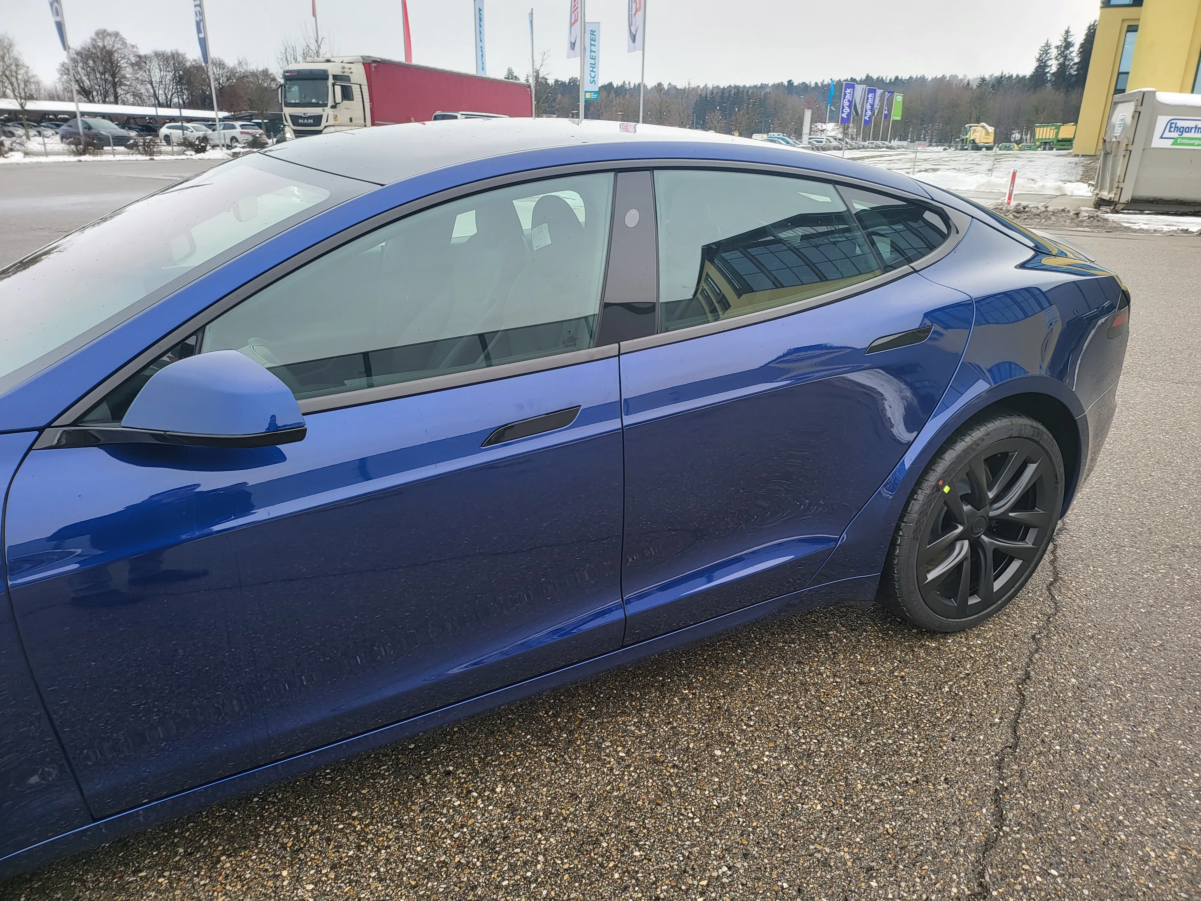 Seitenansicht des Model S Plaid von links