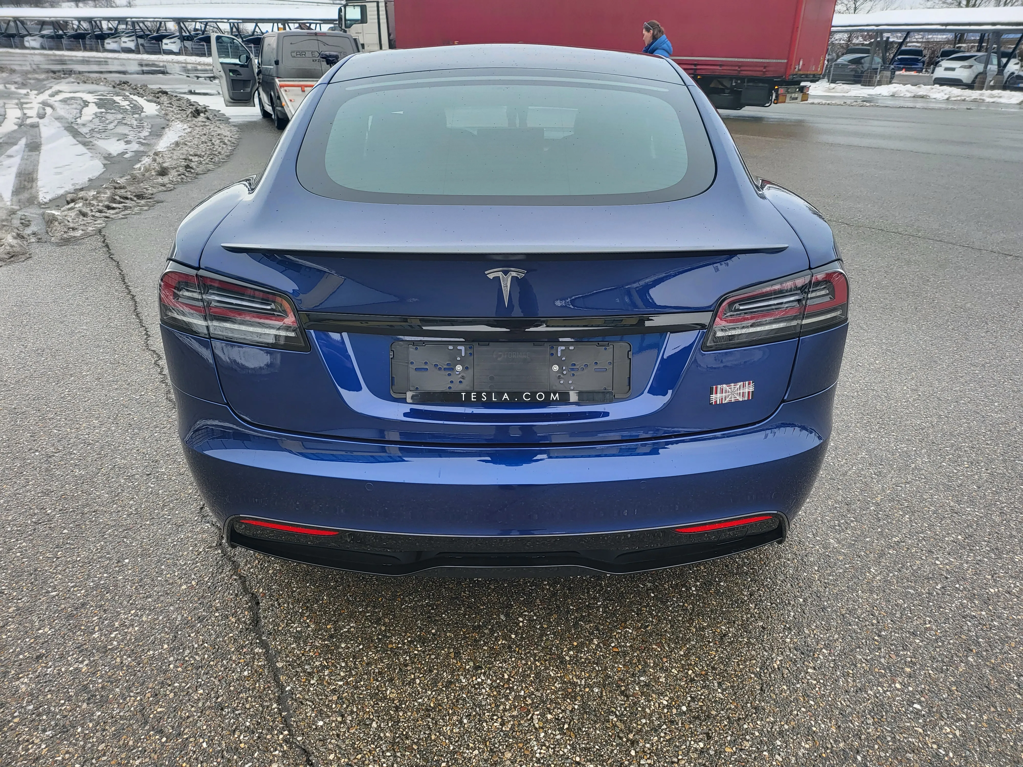 Heck des Model S Plaid mit Tesla-Schriftzug und Werkskennzeichen