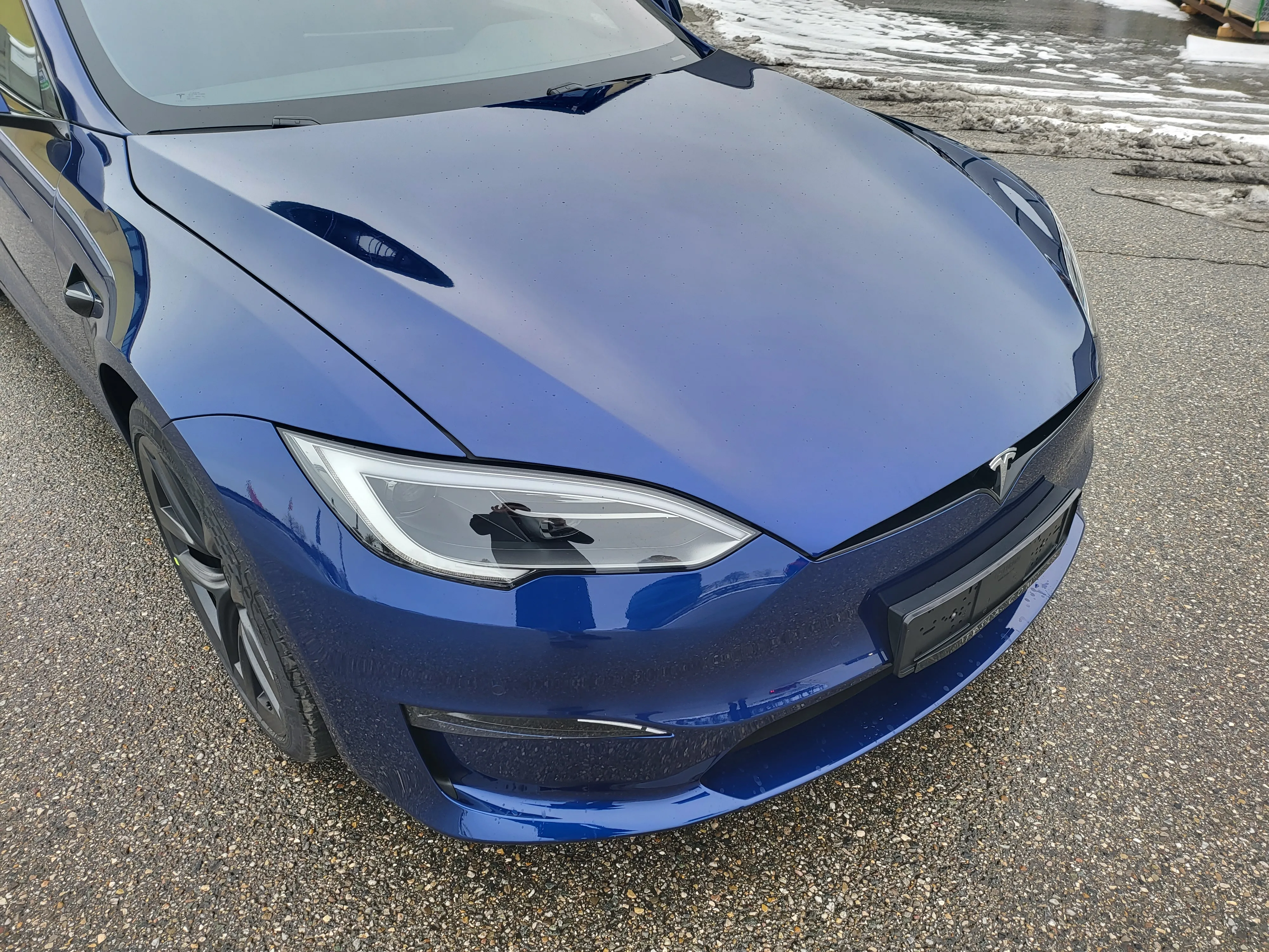 Front des Model S Plaid schräg von rechts mit Scheinwerfer und Fronthaube
