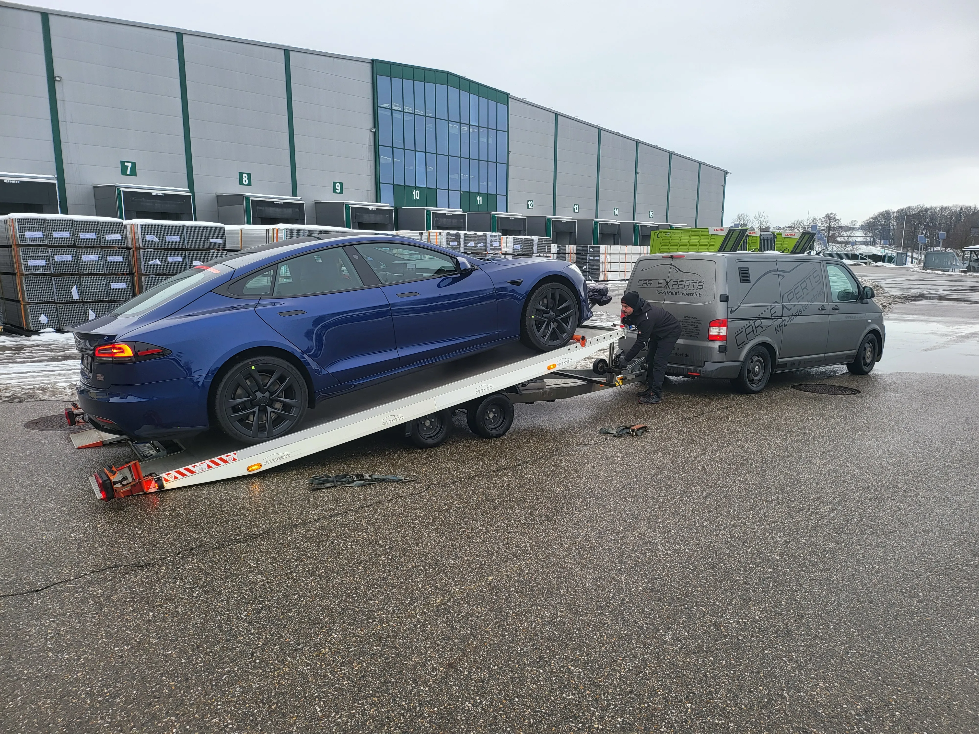 Das Model S Plaid wird auf den Autotransporter gefahren
