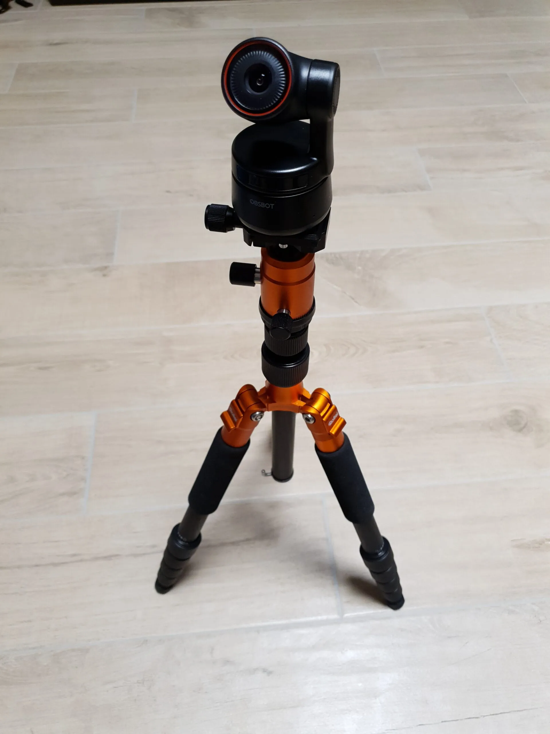OBSBOT Tiny 4K auf einem flexiblen Stativ, das Objektiv nach vorn gerichtet
