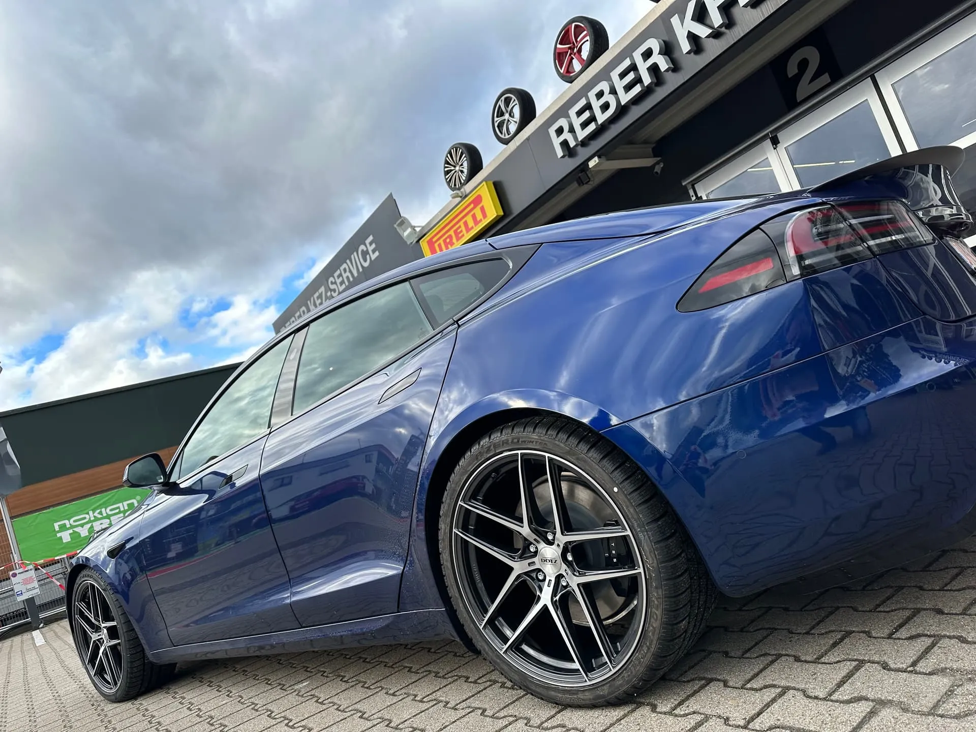 Heckpartie des Model S Plaid mit dem breiteren Hinterrad in 295/30 R21