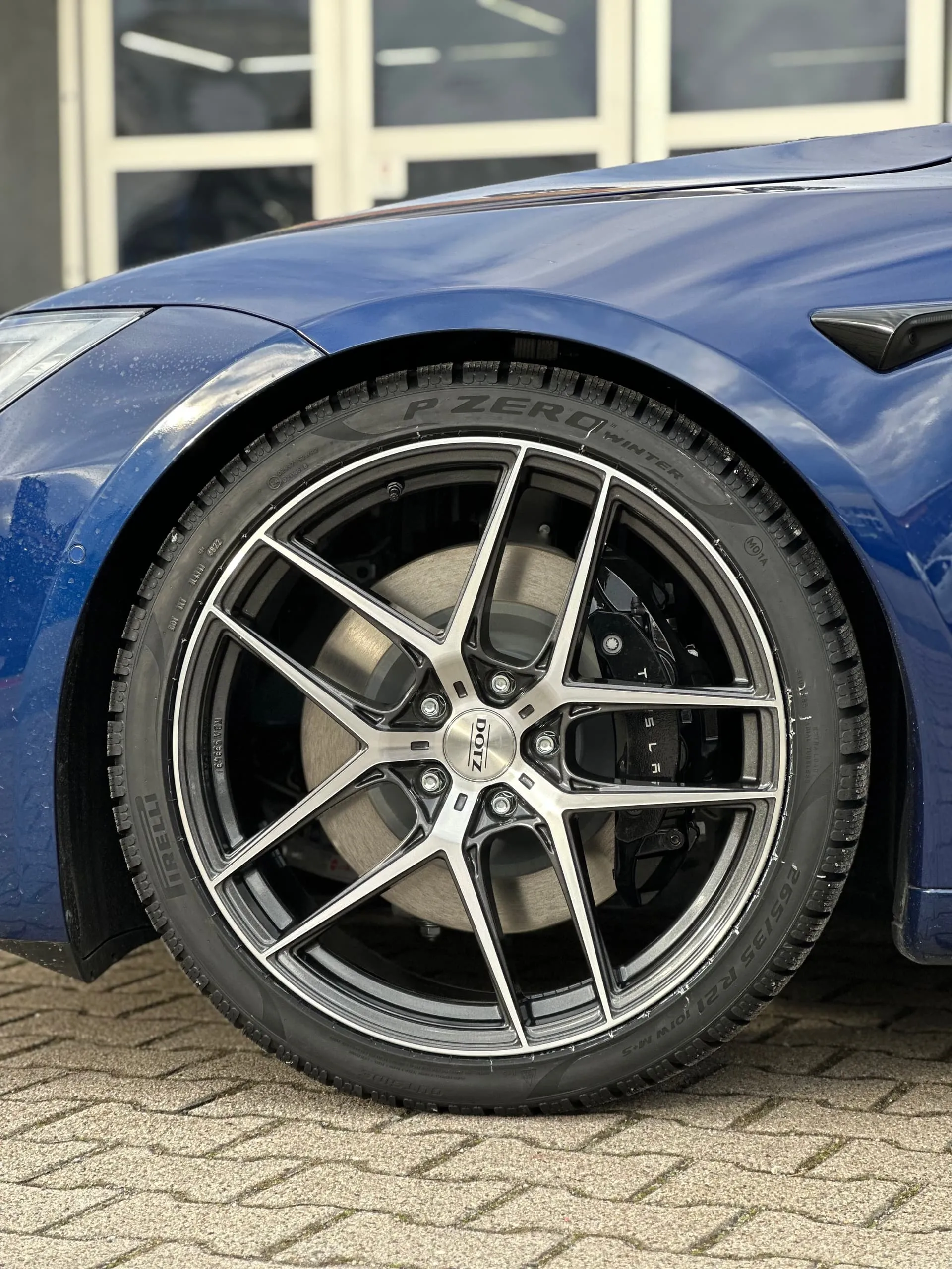 Nahaufnahme des Vorderrads: DOTZ LagunaSeca in dark gunmetal mit Pirelli P Zero Winter