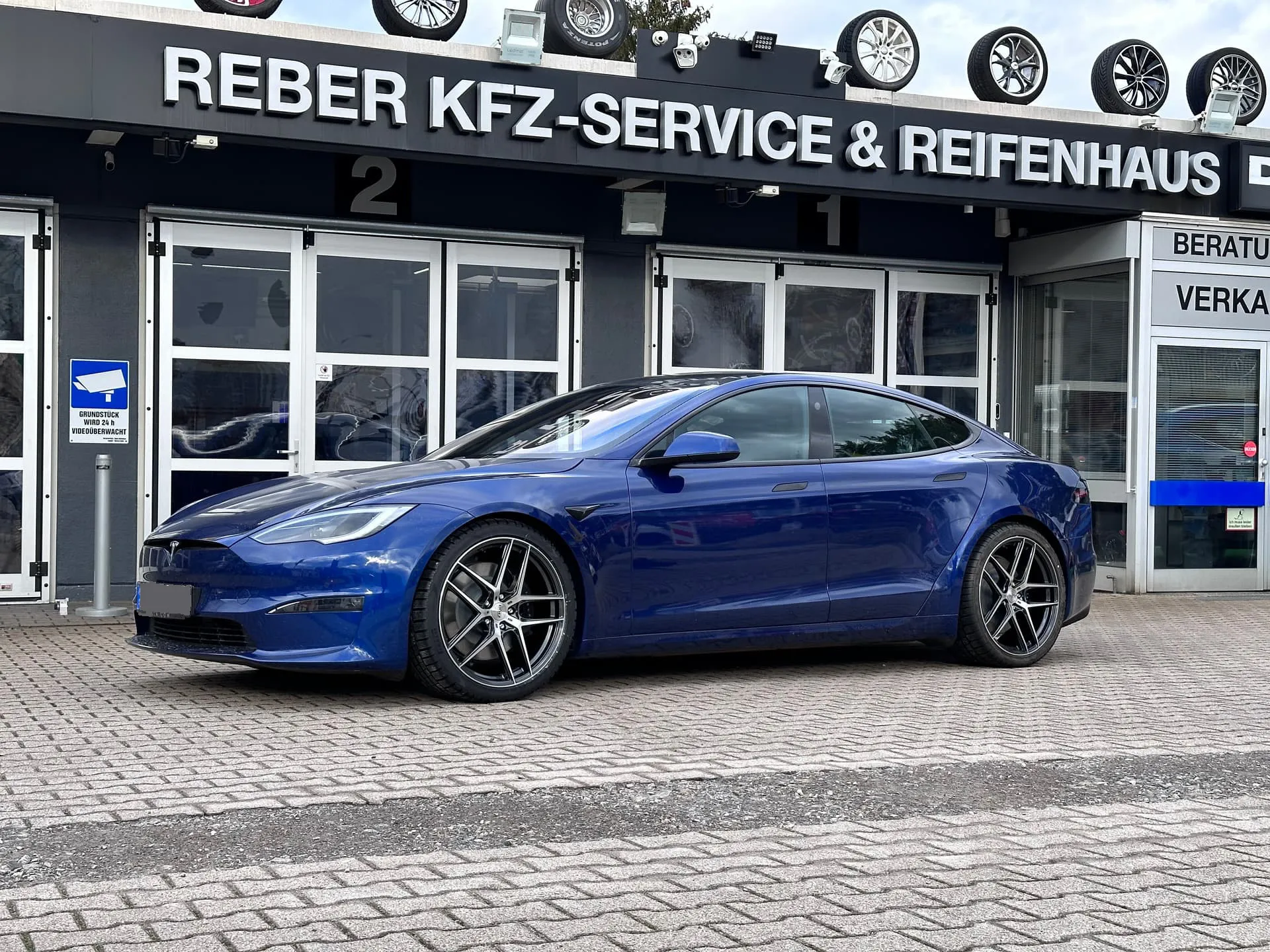Das fertige Fahrzeug vor der Halle von Reber KFZ-Service und Reifenhaus